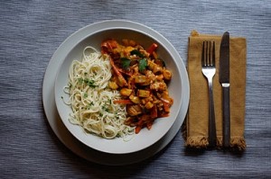 Tallarines con cerdo y verduras al tikka masala