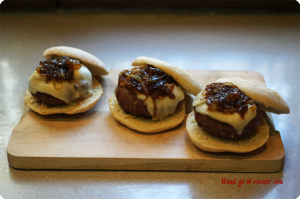 Hamburguesa de Buey con queso Arzúa-Ulloa y cebolla caramelizada