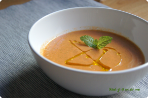 Sopa fría de tomate y hierbabuena
