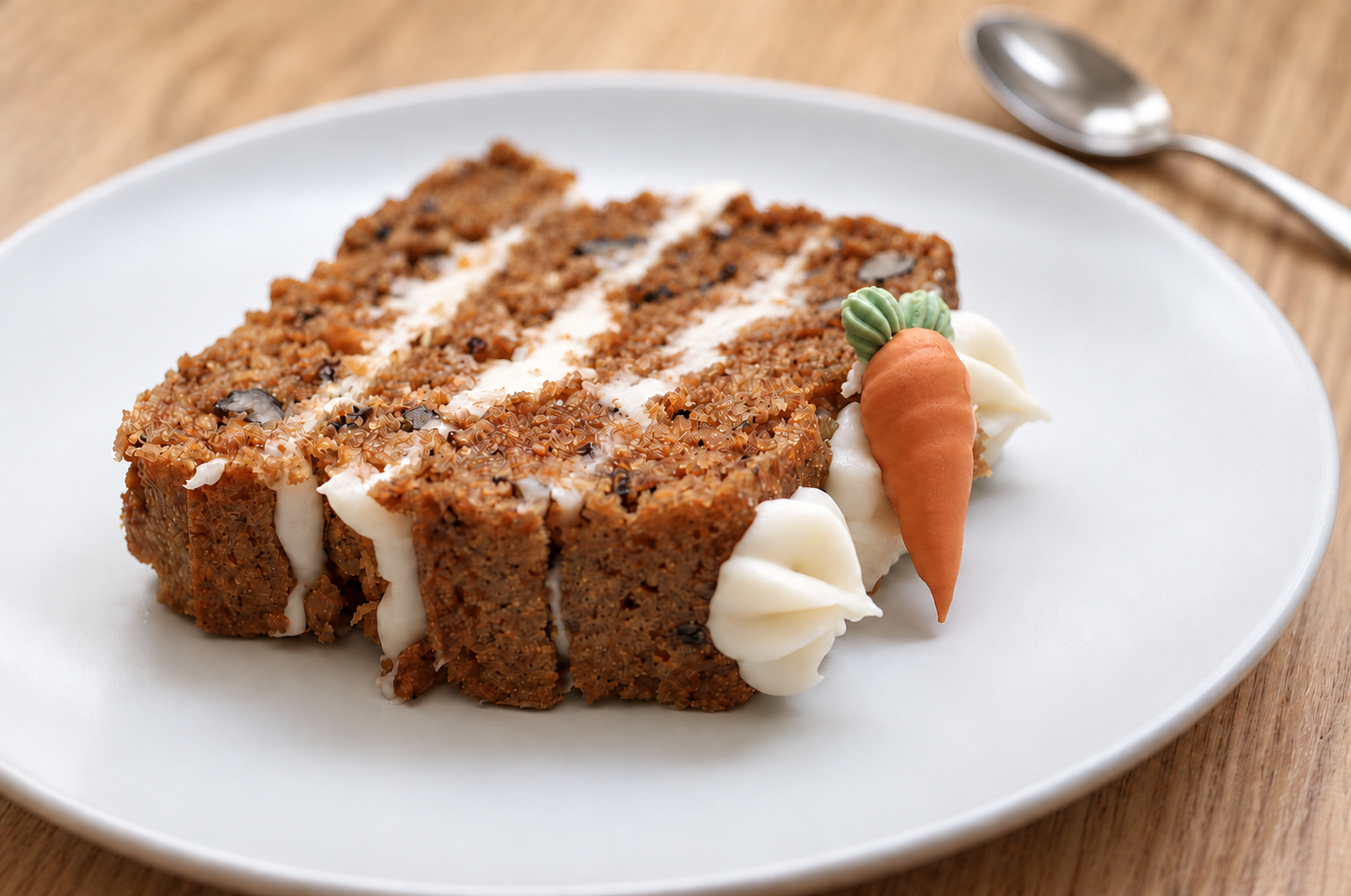 Porción de tarta de zanahoria con frosting de queso