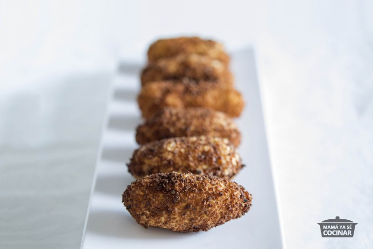 Croquetas cremosas de pollo con panko
