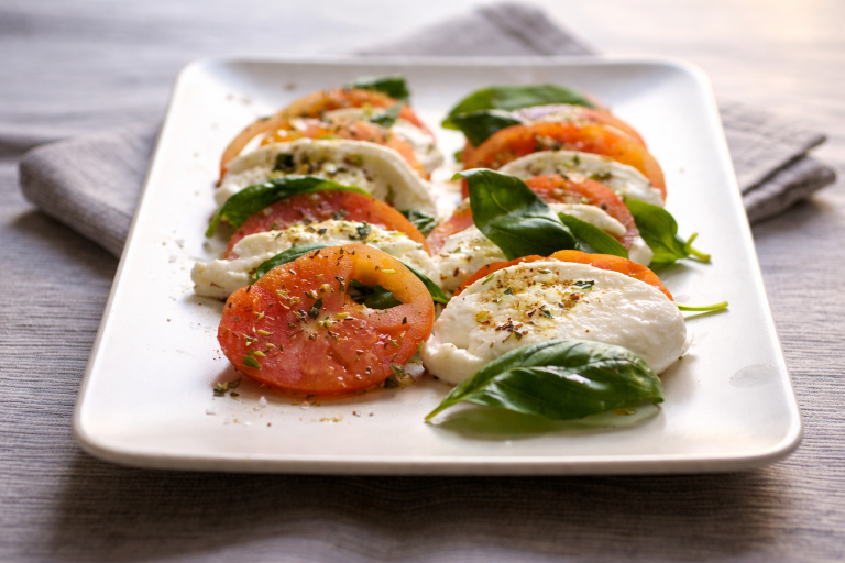 Ensalada caprese: la receta italiana más sencilla, tomate, mozzarella y albahaca