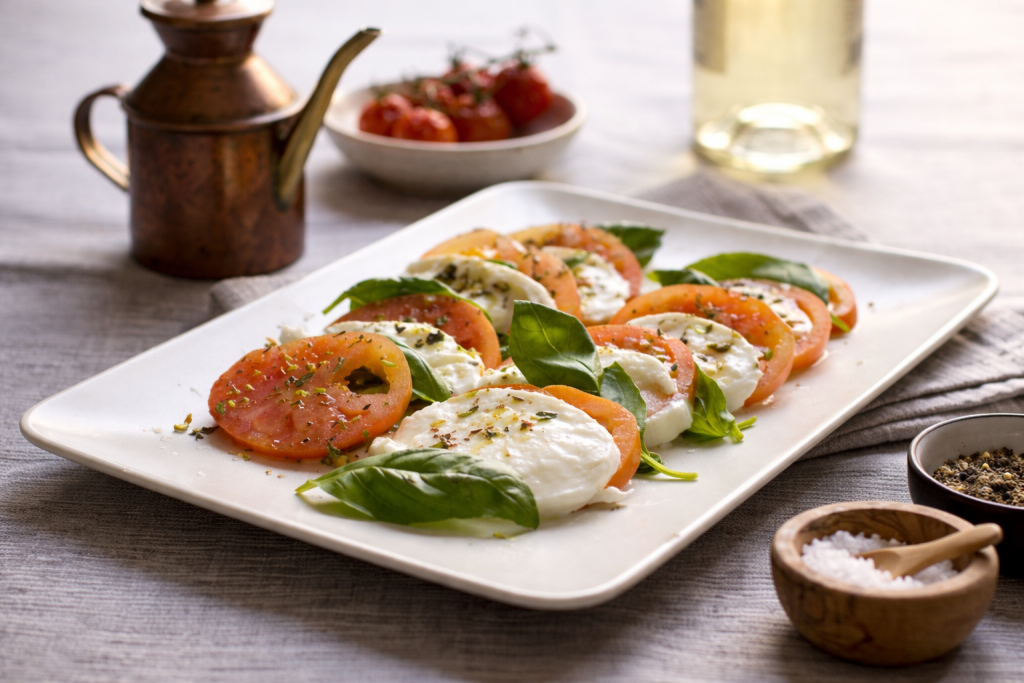 Ensalada caprese: la receta italiana más sencilla, tomate, mozzarella y albahaca | Mamá ya sé cocinar