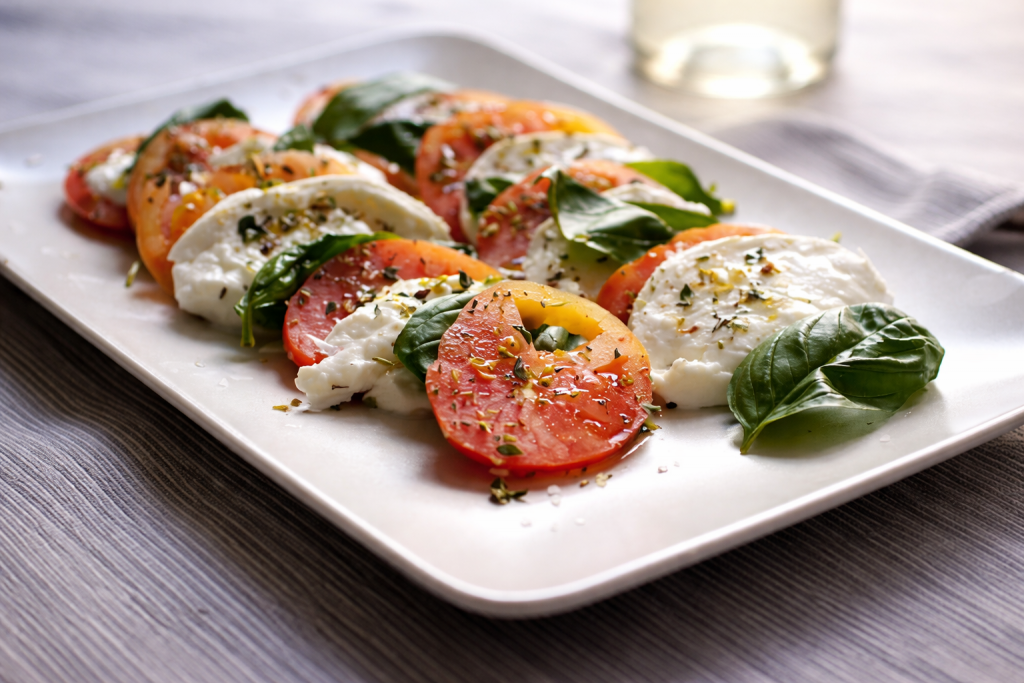 Ensalada caprese: la receta italiana más sencilla, tomate, mozzarella y albahaca | Mamá ya sé cocinar