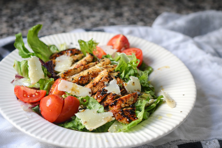 Ensalada de pollo balsámico a la plancha. Una ensalada completa que no sabe a dieta