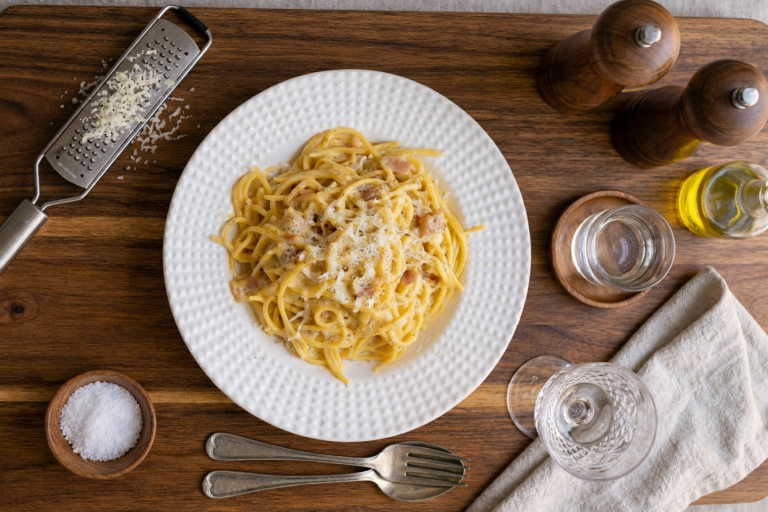Espaguetis a la carbonara. La carbonara de verdad no lleva nata.