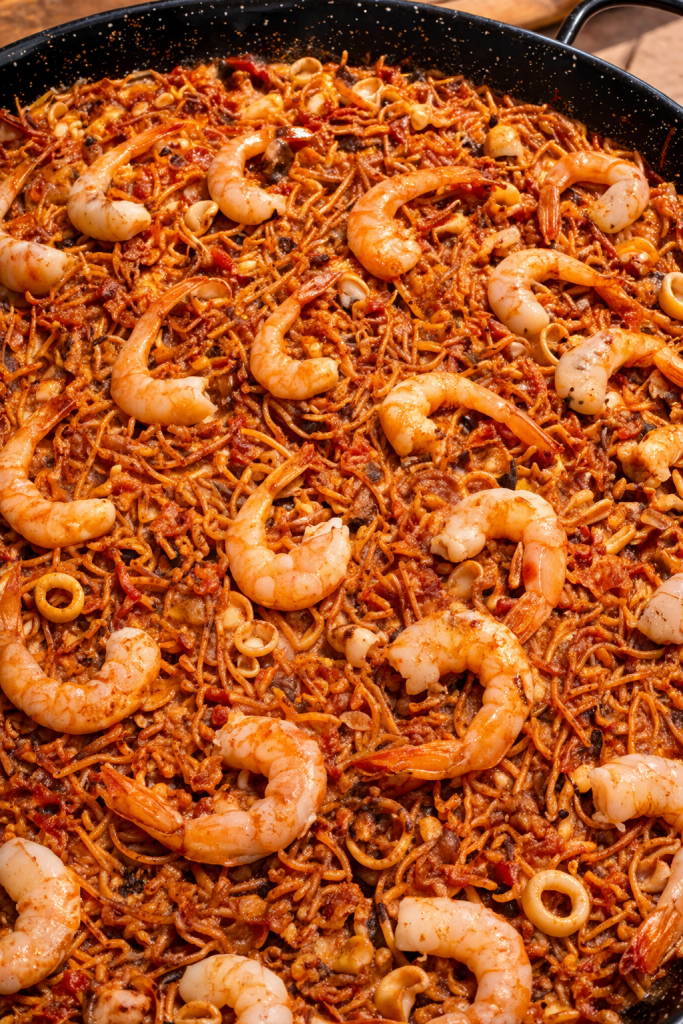 Fideuá de langostinos y calamares: la receta casera con un buen sofrito y un fumet que marca la diferencia | Mamá ya sé cocinar