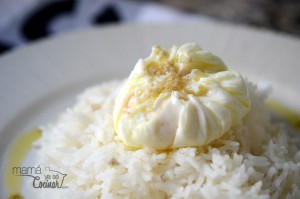 huevos escalfados en film con arroz