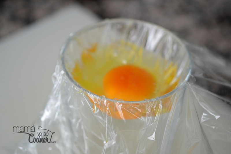 Huevos escalfados en film | Cómo hacer huevos escalfados perfectos