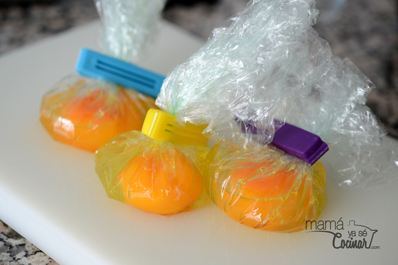 Huevos escalfados en film | Cómo hacer huevos escalfados perfectos