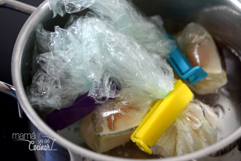 Huevos escalfados en film | Cómo hacer huevos escalfados perfectos