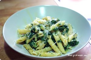 Penne con pollo y espinacas