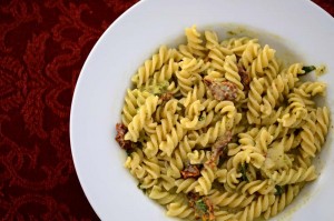 Fusilli al pesto con tomates secos y scamorza