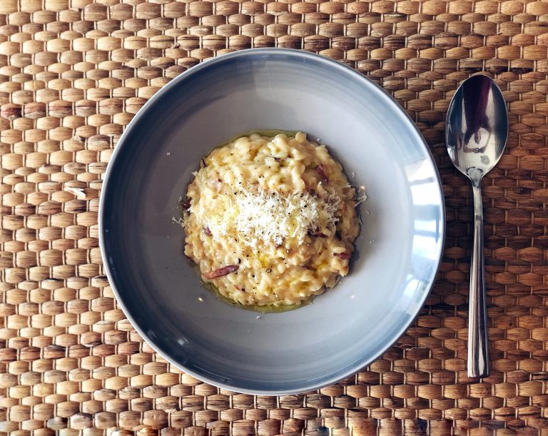 Risotto de sémola a la carbonara: una receta cremosa, rápida y bastante más interesante de lo que parece