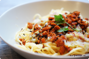 Spaghetti con puerros a la brasa lenta y pan pangrattato